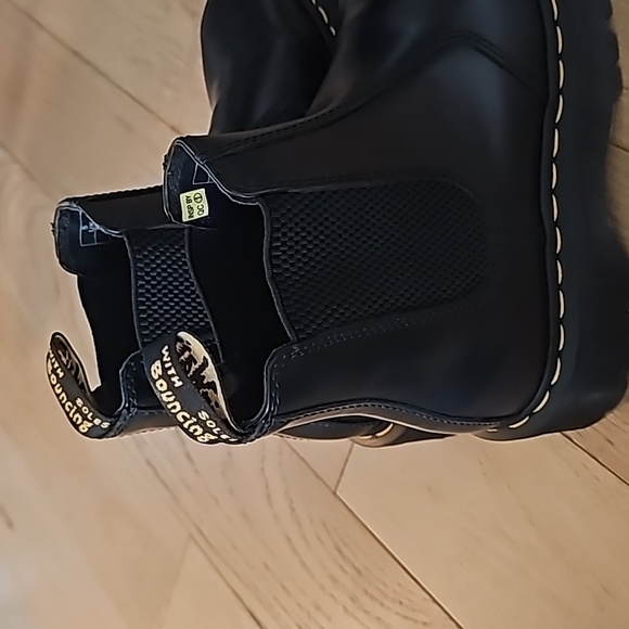 Dr Martens Smooth Leather Chelsea Boots - Picture 9 of 9